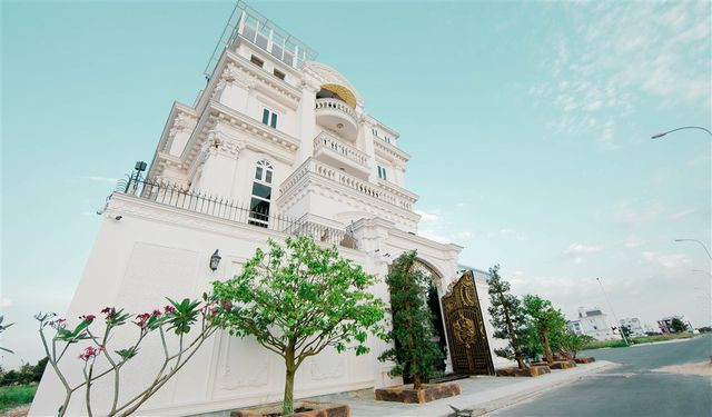 Nhìn từ bên ngoài, biệt thự mang sắc trắng, có nhiều chi tiết chế tác, điêu khắc tinh xảo.