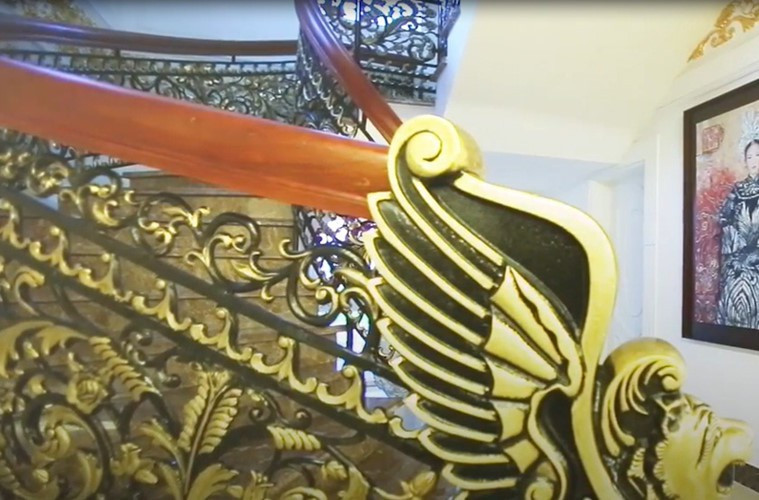 Cầu thang dát vàng nổi bật với họa tiết độc đáo.