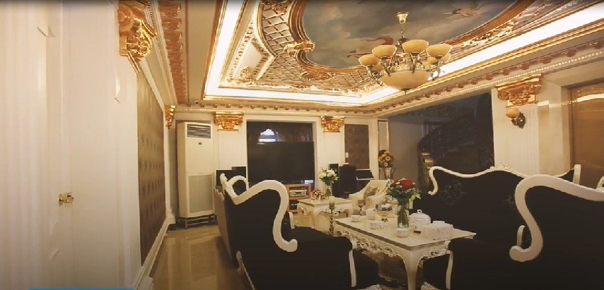 Phòng khách ấn tượng với nhiều chi tiết được dát vàng, chạm trổ tinh xảo bằng đá thạch anh và đá cẩm thạch.