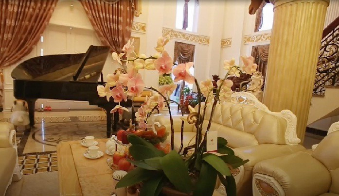 Thậm chí, cột nhà cũng được dát vàng.