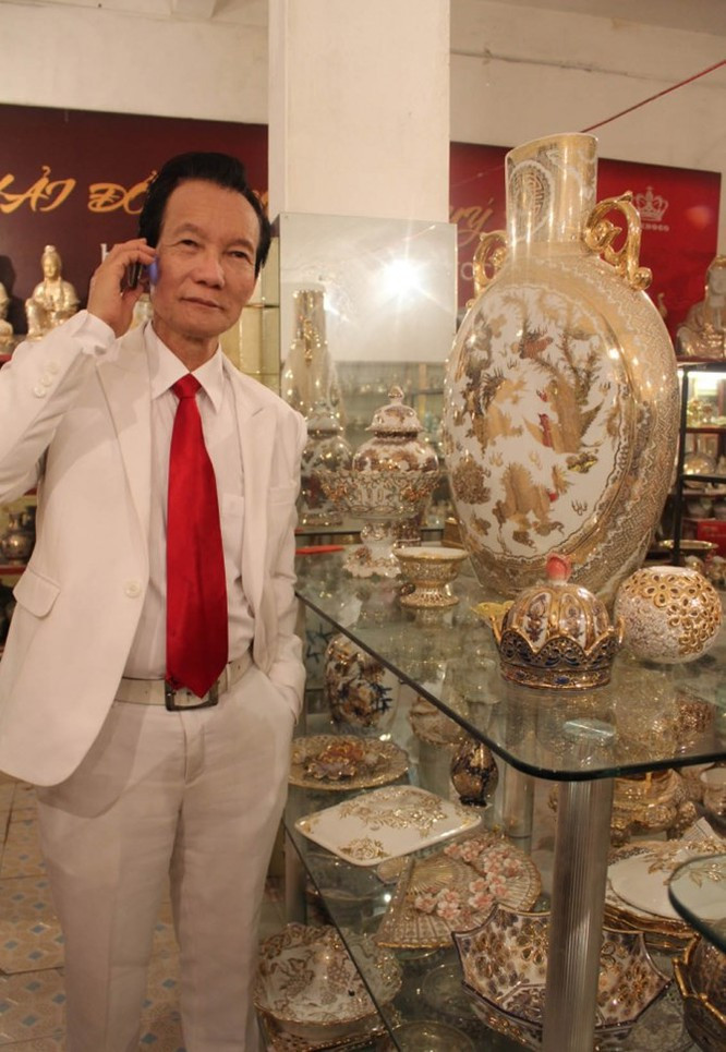 Giờ đây đã hơn 70 tuổi, "Hải đồ cổ" vẫn miệt mài với công nghệ kỹ thuật cao - vẽ vàng lên sứ. Ông đang có khát vọng biến Hải Phòng thành “vương quốc gốm sứ” của thế giới. Nguồn ảnh: Internet