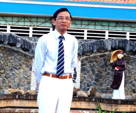 Năm 1980, ông đưa các con vượt biên nhưng bị bắt tại Bến Tre. Các con được về sớm, riêng ông phải ở tù cho đến năm 1984. Tháng 1/2000, ông lại bị kết án 12 năm tù về tội cố ý làm trái, gây thiệt hại cho Ngân hàng TMCP Vũng Tàu, khi đó ông là Chủ tịch HĐQT… Thụ án hơn 5 năm tù, ông được thả tự do trước thời hạn.