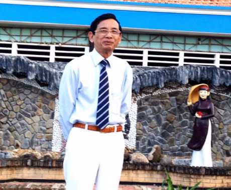 Năm 1980, ông đưa các con vượt biên nhưng bị bắt tại Bến Tre. Các con được về sớm, riêng ông phải ở tù cho đến năm 1984. Tháng 1/2000, ông lại bị kết án 12 năm tù về tội cố ý làm trái, gây thiệt hại cho Ngân hàng TMCP Vũng Tàu, khi đó ông là Chủ tịch HĐQT… Thụ án hơn 5 năm tù, ông được thả tự do trước thời hạn.