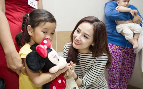 Trước đó, Mai Phương Thúy cũng dùng số tiền 700 triệu đồng gửi tới tổ chức phẫu thuật nụ cười cho trẻ em không may mắn bị hở hàm ếch. Nguồn ảnh: FBNV.