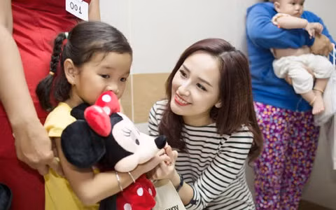 Trước đó, Mai Phương Thúy cũng dùng số tiền 700 triệu đồng gửi tới tổ chức phẫu thuật nụ cười cho trẻ em không may mắn bị hở hàm ếch. Nguồn ảnh: FBNV.