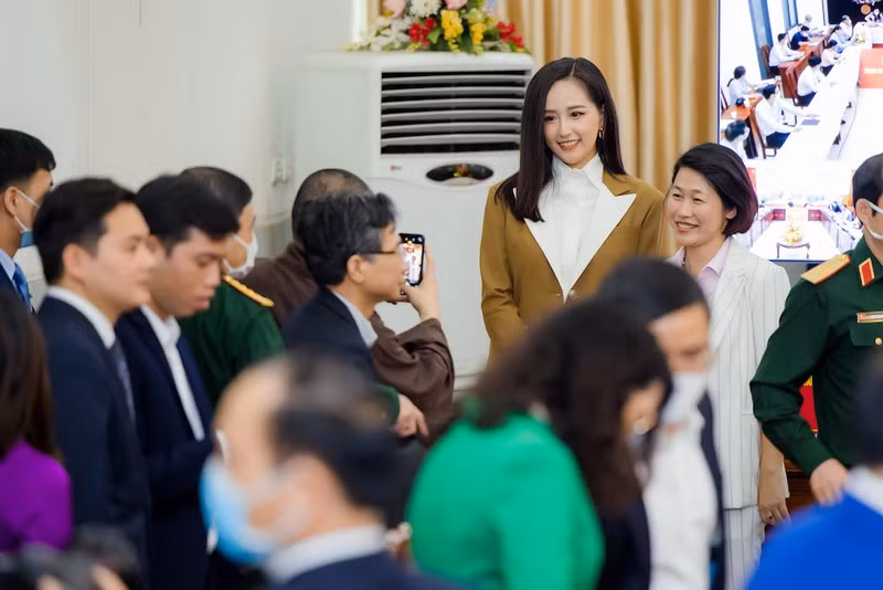 Mai Phương Thúy đăng quang Hoa hậu Việt Nam 2006. Sau hai năm đương nhiệm, nàng hậu hạn chế tham gia nghệ thuật để dành thời gian tập trung kinh doanh.