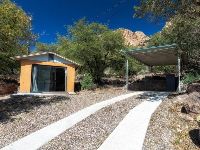 Ngoài ra còn có một studio nhỏ bên cạnh nhà kho.