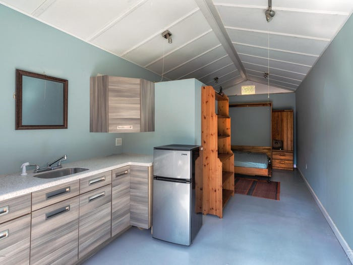 Trong studio, khu vực nhà bếp được đặt ở phía trước, giường và khu vực sinh hoạt bố trí phía sau. Nguồn ảnh: Business Insider.