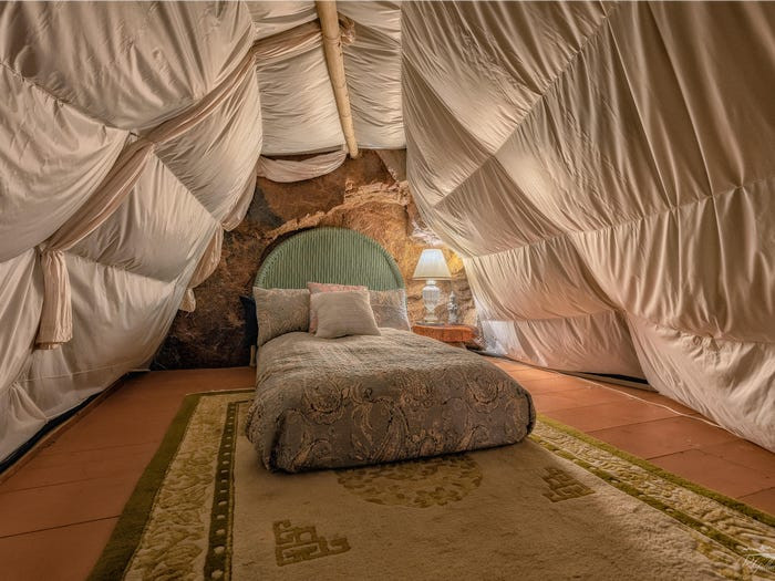 Cầu thang đó dẫn lên gác xép là không gian phòng ngủ ấm cúng.