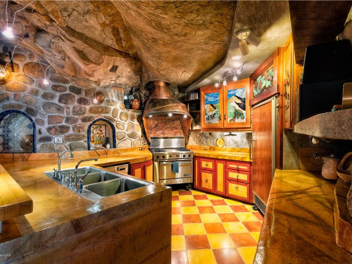 Căn nhà thiết kế hình chữ L với một lối dẫn vào hang và một lối dẫn ra ngoài.