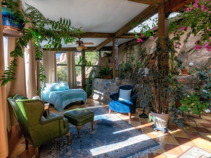 Cửa trước dẫn ra phòng tắm nắng, nơi có một giường ngủ êm ái.