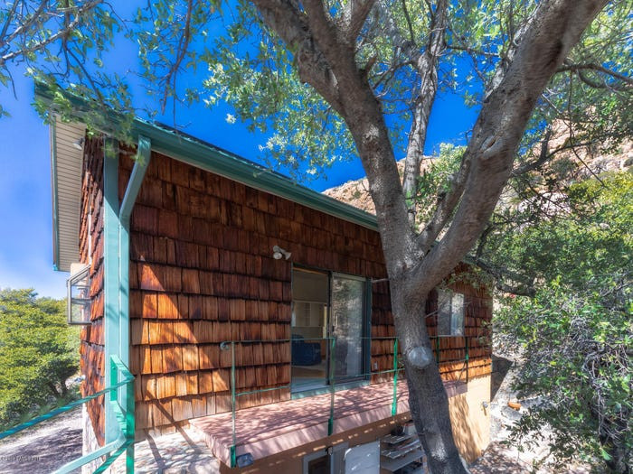 Bên ngoài bất động sản này có một nhà khách 2 tầng.