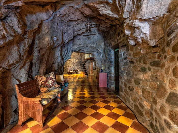 Với diện tích 238,5m2, ngôi nhà có nhiều chi tiết thiết kế mang đậm kiến trúc hang động.