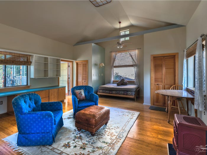 Nhà khách có 2 phòng ngủ và 1 phòng tắm.