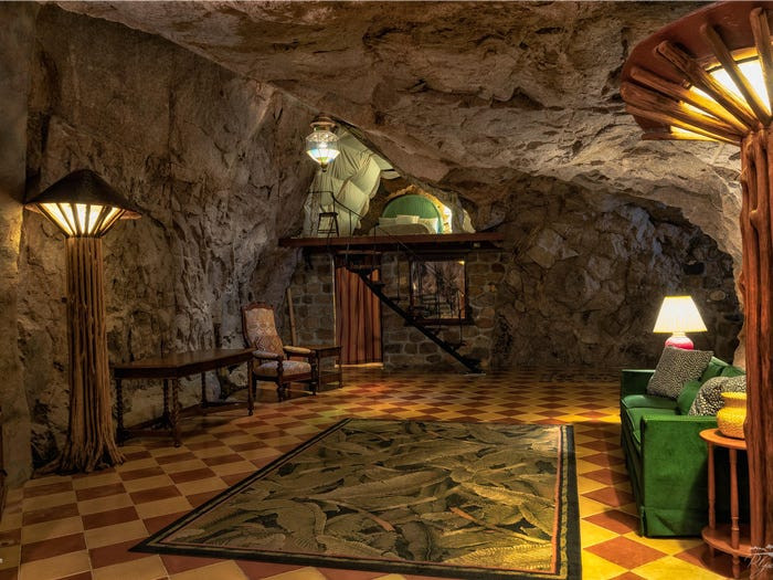 Cầu thang kim loại uốn lượn trong phòng khách.