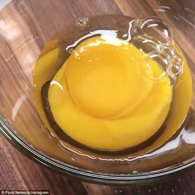 Vỏ trứng rất cứng, phải dùng dao hoặc búa đập mạnh nhiều lần thì vỏ mới nứt được.