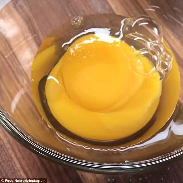 Vỏ trứng rất cứng, phải dùng dao hoặc búa đập mạnh nhiều lần thì vỏ mới nứt được.