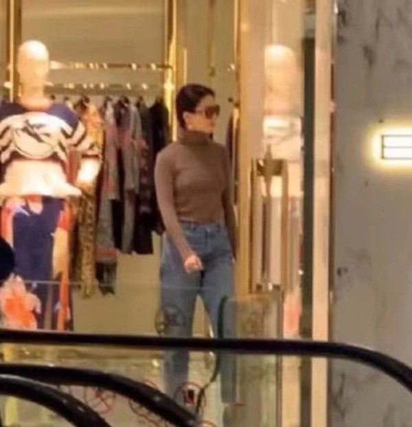 Di mua sam, Luu Diec Phi lo voc dang “ngan nao ra ngan nay” khien fan that vong-Hinh-2