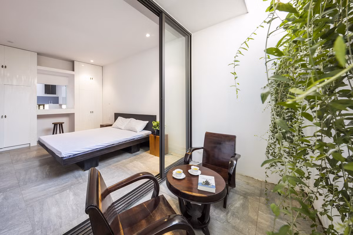 Ban công phòng ngủ được thiết kế thành không gian thưởng trà và thư giãn. Nguồn ảnh: Hiroyuki Oki. Video: Độc đáo cách tạo lối vào nhà. Nguồn: VTC1.