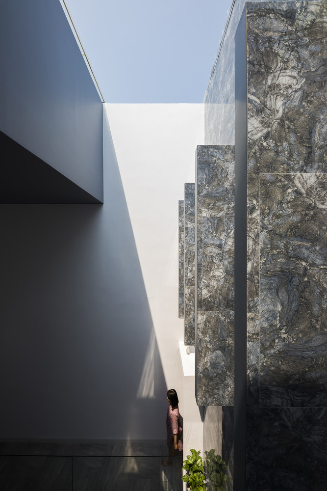 Ánh sáng tỏa ra trên bức tường thẳng đứng gợi hình ảnh những con đom đóm trong đêm, hay những chiếc đèn lồng trên bầu trời - một nét văn hóa truyền thống của địa phương.