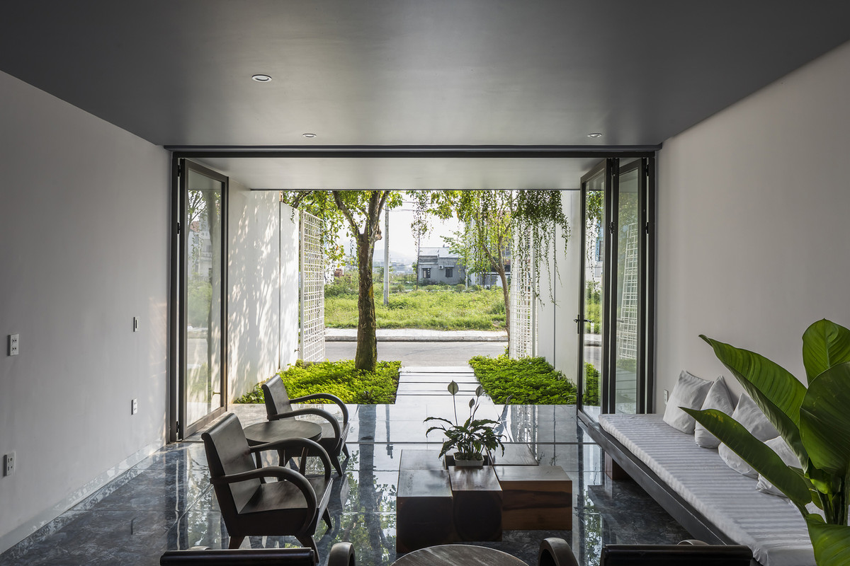 Phòng khách nhìn ra sân vườn nhỏ.