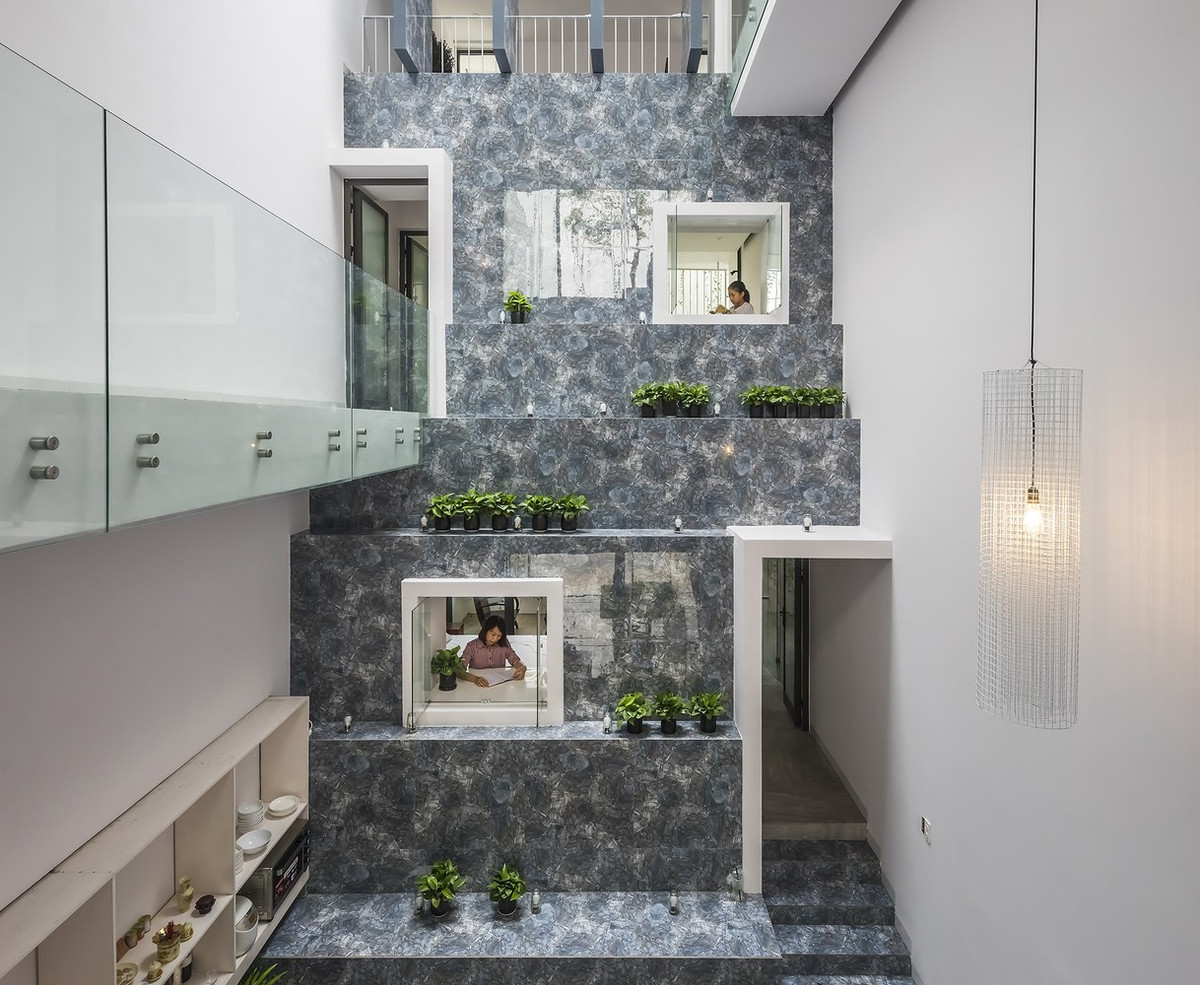 Ngoài yếu tố tiết kiệm chi phí, thiết kế nhà cũng tạo ra các khoảng trống liên tục trong các vùng đệm để đạt được mục tiêu "kết quả cao nhất về giao tiếp và gắn kết gia đình".