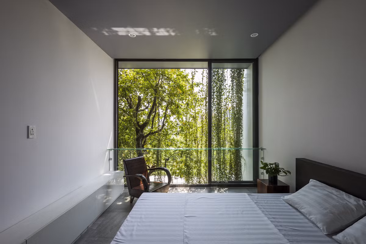 Phòng ngủ đảm bảo các yếu tố kết nối với thiên nhiên, riêng tư đồng thời mang nét văn hóa điển hình của người Việt.