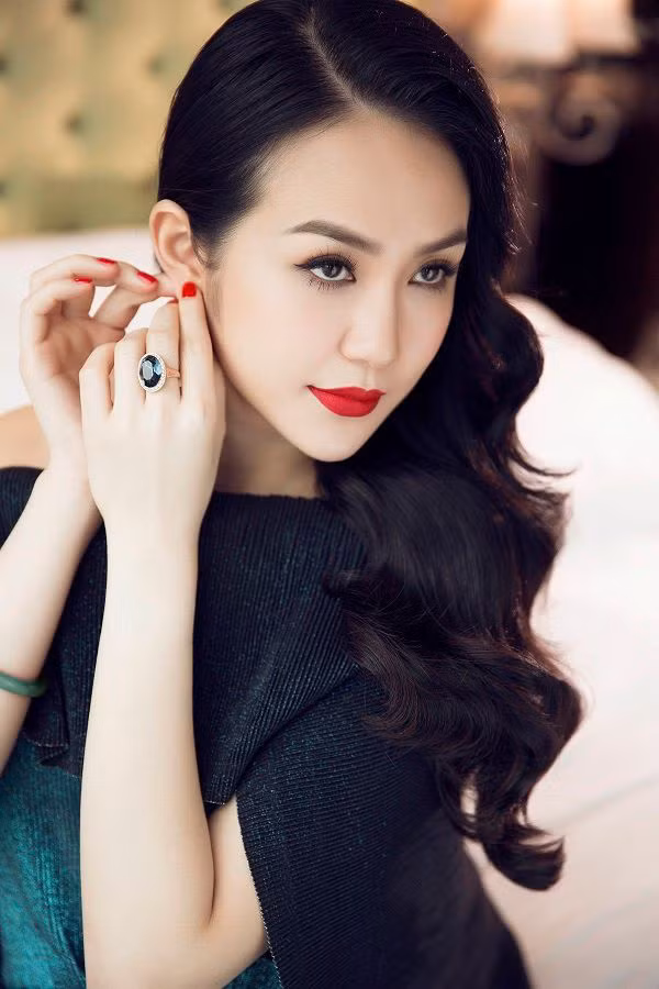 Hương Baby (tên thật Trần Thu Hương) là con gái của một gia đình giàu có ở Hà Nội. Tuy nhiên, từ khi còn rất trẻ thì Hương Baby đã tự kinh doanh và làm giàu bằng chính khả năng của mình.