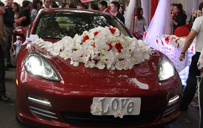 Chiếc Porche màu đỏ trị giá khoảng 10 tỷ cũng là tài sản trước hôn nhân của Hương Baby.