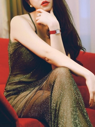 Đồng hồ màu đỏ của Hương Baby thuộc thương hiệu cao cấp với giá lên đến hơn 240 triệu đồng.