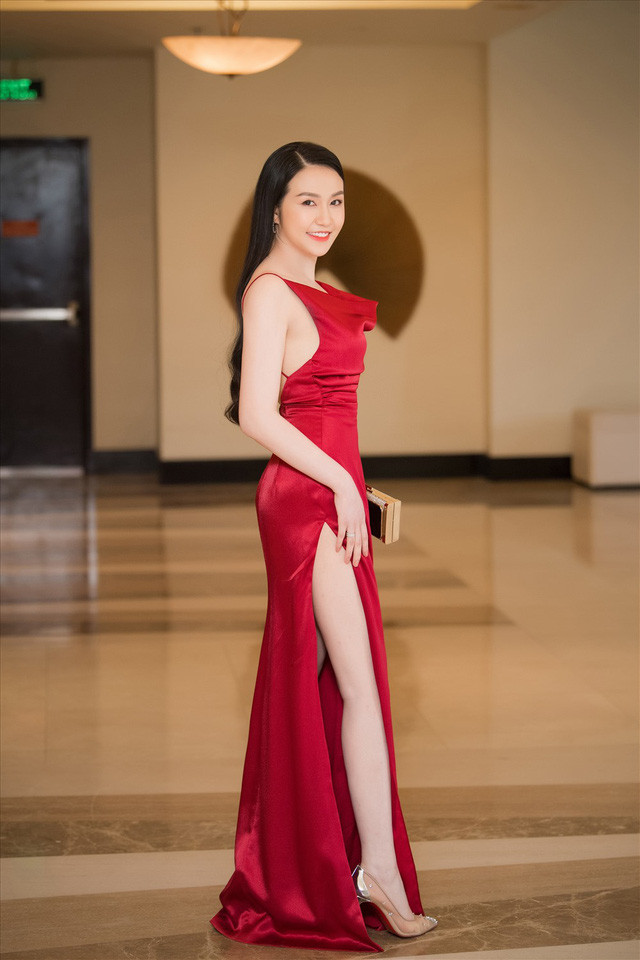  Bà xã Tuấn Hưng từng làm chủ một salon đắt khách tại Hà Nội, một cửa hàng chuyên nhập và bán đồ hiệu xách tay uy tín.