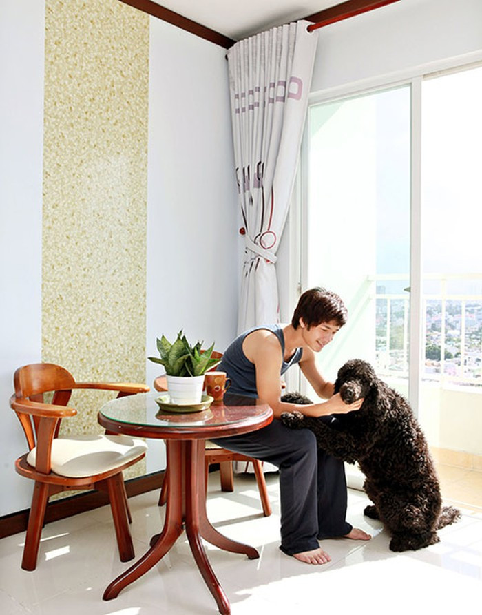 Ban công rộng nên căn hộ của hotboy Huỳnh Anh luôn tràn ngập ánh sáng tự nhiên. Ảnh: Khám phá.