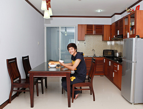 Nhà bếp sử dụng chất liệu gỗ chủ đạo tạo vẻ gần gũi, thân thuộc. Ảnh: Zing.