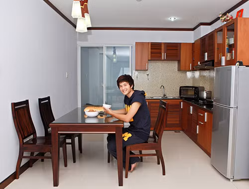 Nhà bếp sử dụng chất liệu gỗ chủ đạo tạo vẻ gần gũi, thân thuộc. Ảnh: Zing.