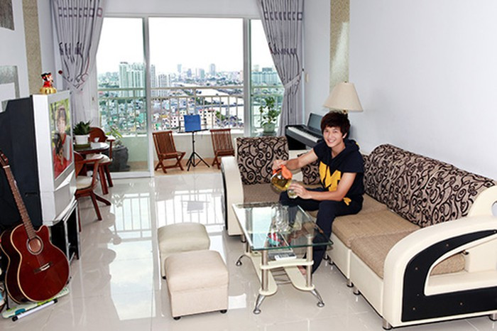 Phòng khách thoáng mát, sạch sẽ với gam màu trắng chủ đạo. Chất liệu kính được sử dụng triệt để mang đến vẻ hiện đại cho căn phòng. Ảnh: Khám phá.