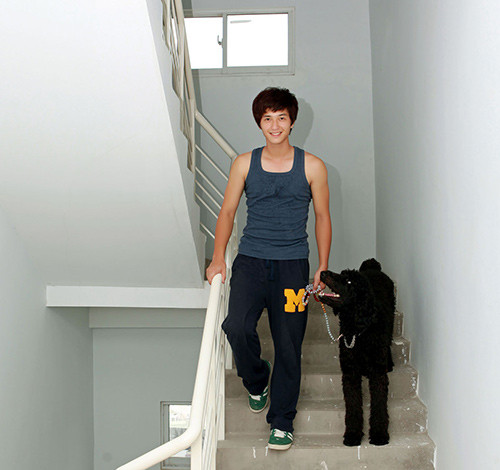 Căn hộ của nam diễn viên Huỳnh Anh sử dụng tông màu trắng sáng chủ đạo kết hợp cách thiết kế nội thất giản dị, ấm áp nhưng vẫn toát lên không khí trẻ trung. Huỳnh Anh còn nuôi thú cưng trong nhà. Ảnh: Giadinhvietnam. Video: Biến nhà cũ 25m2 thành căn hộ đáng sống. Nguồn: VTC1.