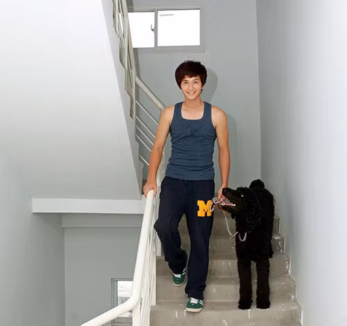 Căn hộ của nam diễn viên Huỳnh Anh sử dụng tông màu trắng sáng chủ đạo kết hợp cách thiết kế nội thất giản dị, ấm áp nhưng vẫn toát lên không khí trẻ trung. Huỳnh Anh còn nuôi thú cưng trong nhà. Ảnh: Giadinhvietnam. Video: Biến nhà cũ 25m2 thành căn hộ đáng sống. Nguồn: VTC1.