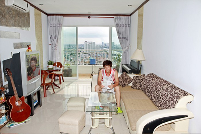 Huỳnh Anh sinh năm 1992, được biết đến với vai trò người mẫu, diễn viên. Huỳnh Anh đã sớm tự tậu cho mình một căn hộ "sang chảnh" ở tại quận 7 (TP HCM) sau những nỗ lực phấn đấu và chăm chỉ làm việc. Ảnh: Khám phá.