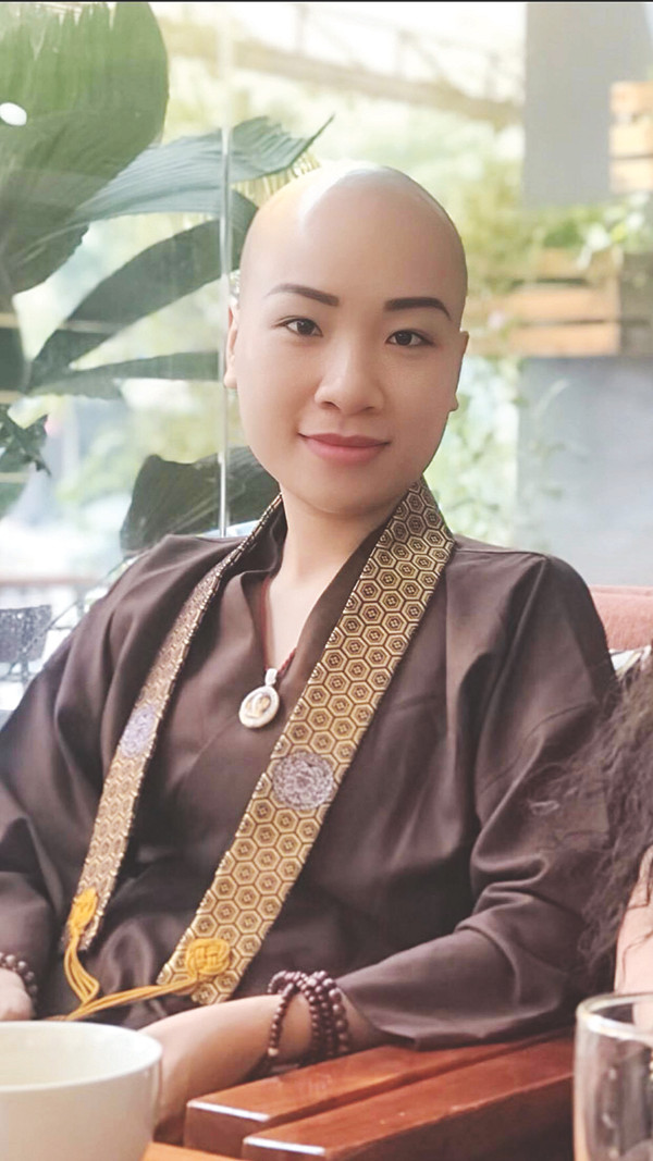 Doanh nhân Huyền “Nữ Hoàng” (Lê Thị Thu Huyền) từng trở thành một “hiện tượng” của giới doanh nhân Hải Phòng khi đang ở đỉnh cao của sự nghiệp chị đã quyết định thế phát (xuống tóc) và để lại toàn bộ sự nghiệp cho người em trai của mình.