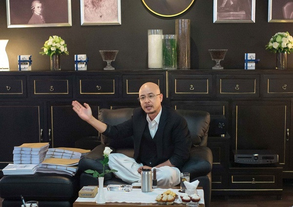 Vào cuối năm 2013, ông chủ cà phê Trung Nguyên Đặng Lê Nguyên Vũ nhịn ăn, ngồi thiền 49 ngày cùng một nhóm gần chục người tại núi M’drăk, Đăk Lăk.