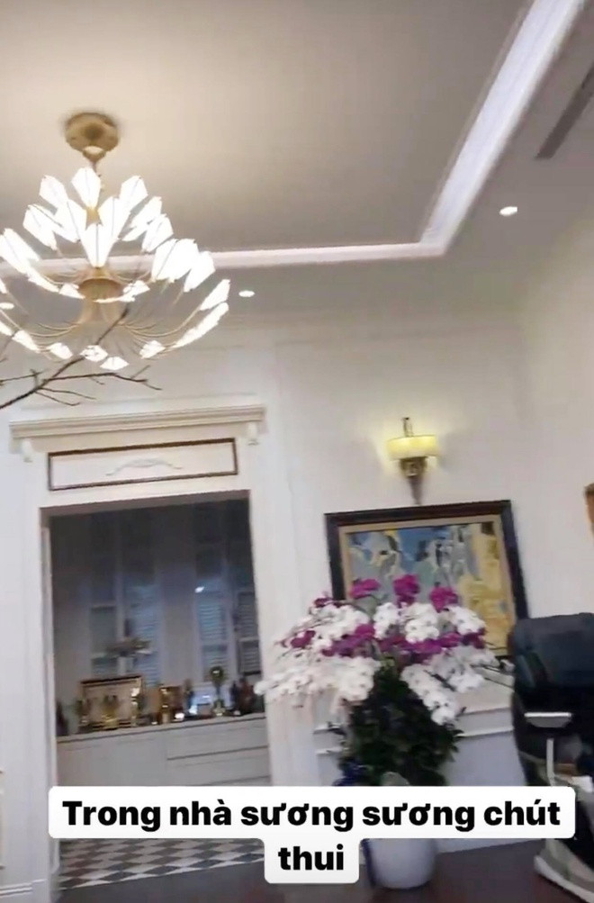 Nhà Á hậu Thanh Tú có diện tích khá rộng với tông màu trắng chủ đạo, pha lẫn nét truyền thống và hiện đại. Ảnh: Facebook.