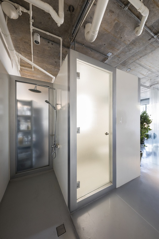 Phòng tắm bố trí phía sau nhà vệ sinh.