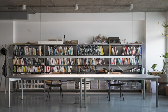 Một phần diện tích lớn dành cho tủ sách và bàn làm việc.
