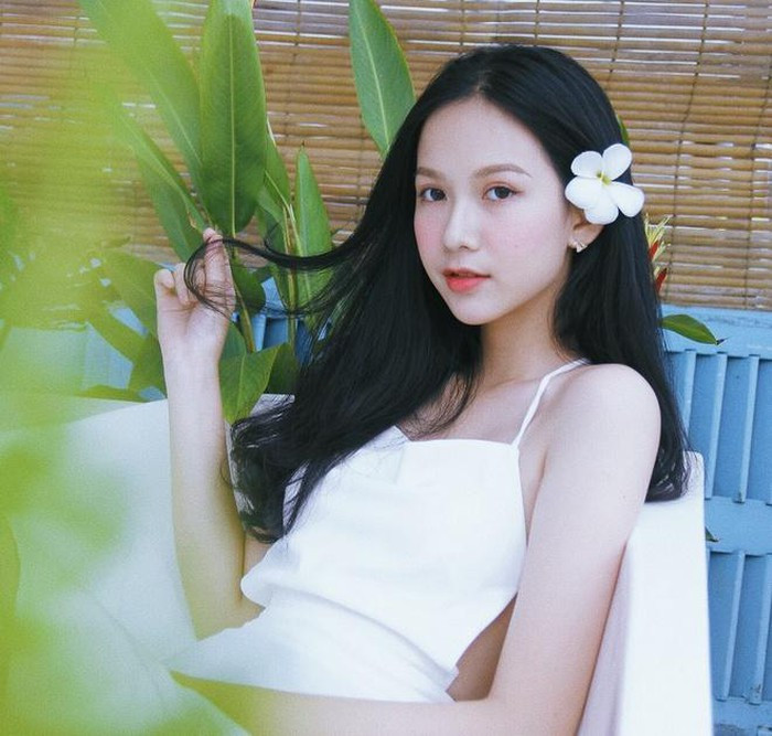 Lớn lên, Quỳnh ý thức được việc chăm sóc bản thân. Nữ sinh tập luyện thể dục, tham gia nhiều hoạt động xã hội. Đăng ký dự thi Hoa hậu Việt Nam, Quỳnh xem đây là cơ hội quý để giao lưu, học hỏi.