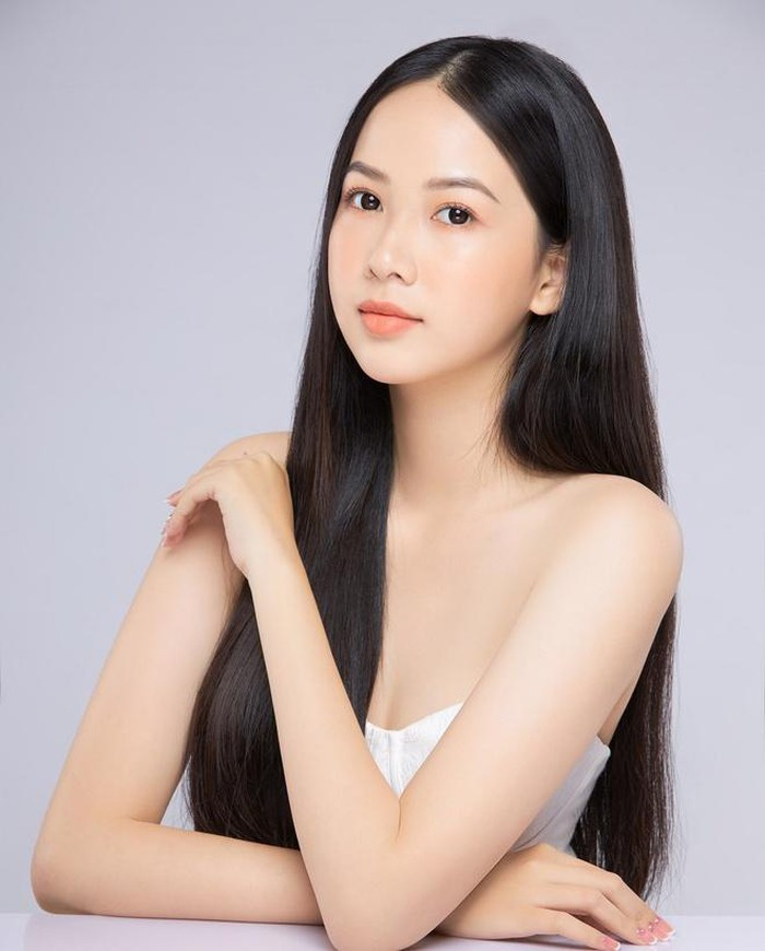 Chia sẻ với Zing, Quỳnh cho biết động lực duy nhất giúp cô mạnh dạn đăng ký đấu trường sắc đẹp chính là chính bản thân. Trước đây, nữ sinh thường tự ti về ngoại hình. Chiều cao nổi bật, thân hình gầy gò khiến Quỳnh trở thành tâm điểm chú ý mỗi khi đi học.