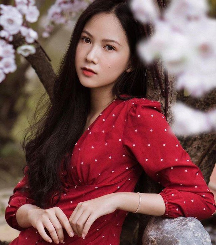 Phương Quỳnh được bạn bè nhận xét là người siêng năng, chủ động. Nữ sinh đạt học sinh giỏi trong nhiều năm, giữ chức lớp trưởng, bí thư Đoàn, Đội. Quỳnh cũng nhiều lần nằm trong nhóm đại diện trường, huyện tham gia các cuộc thi cấp tỉnh về văn nghệ, an toàn giao thông... Lên đại học, nhờ ngoại hình sáng, Quỳnh tham gia câu lạc bộ lễ tân, trực tiếp hỗ trợ các buổi lễ lớn, hội thảo của Đoàn trường.