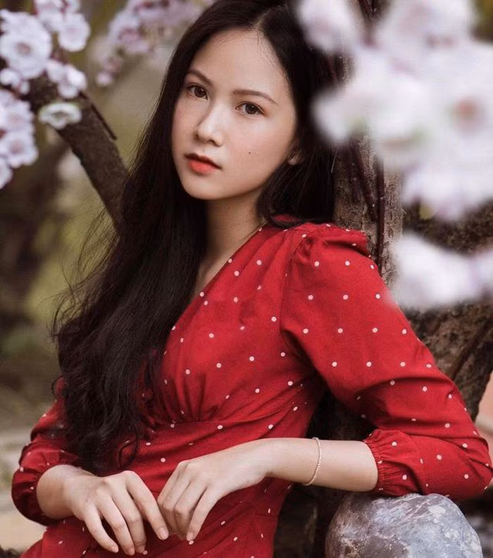 Phương Quỳnh được bạn bè nhận xét là người siêng năng, chủ động. Nữ sinh đạt học sinh giỏi trong nhiều năm, giữ chức lớp trưởng, bí thư Đoàn, Đội. Quỳnh cũng nhiều lần nằm trong nhóm đại diện trường, huyện tham gia các cuộc thi cấp tỉnh về văn nghệ, an toàn giao thông... Lên đại học, nhờ ngoại hình sáng, Quỳnh tham gia câu lạc bộ lễ tân, trực tiếp hỗ trợ các buổi lễ lớn, hội thảo của Đoàn trường.