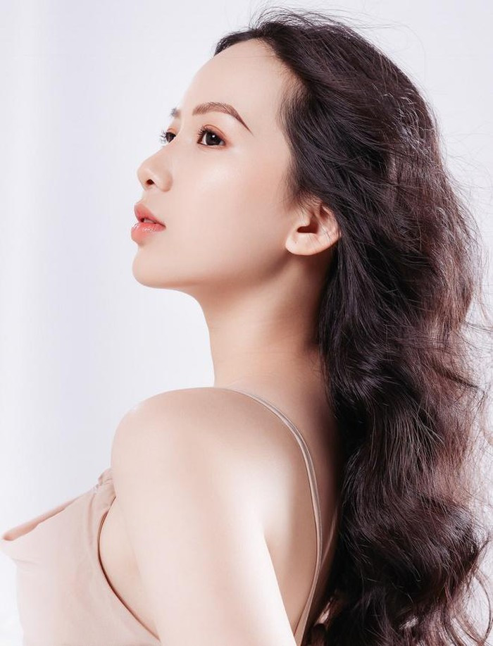 "Quá cao khiến mình thường đi khom lưng. Năm 14, 15 tuổi, mẹ nhắc nhở nhiều nên mình dần chỉnh lại dáng đi sao cho thẳng, đẹp", Quỳnh nói.