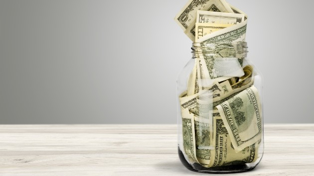 Tuy nhiên, thay vì bỏ những đồng tiền lẻ vào các hòm quyên góp tại các cửa hàng lớn, bạn có thể đem về cất vào lợn tiết kiệm cá nhân. Sau một thời gian, bạn sẽ phải ngạc nhiên với gia tài mà mình đã tiết kiệm.