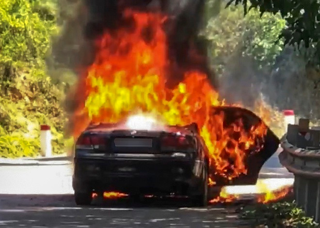 Quang Ngai: Oto boc chay, hai cha con thoat chet